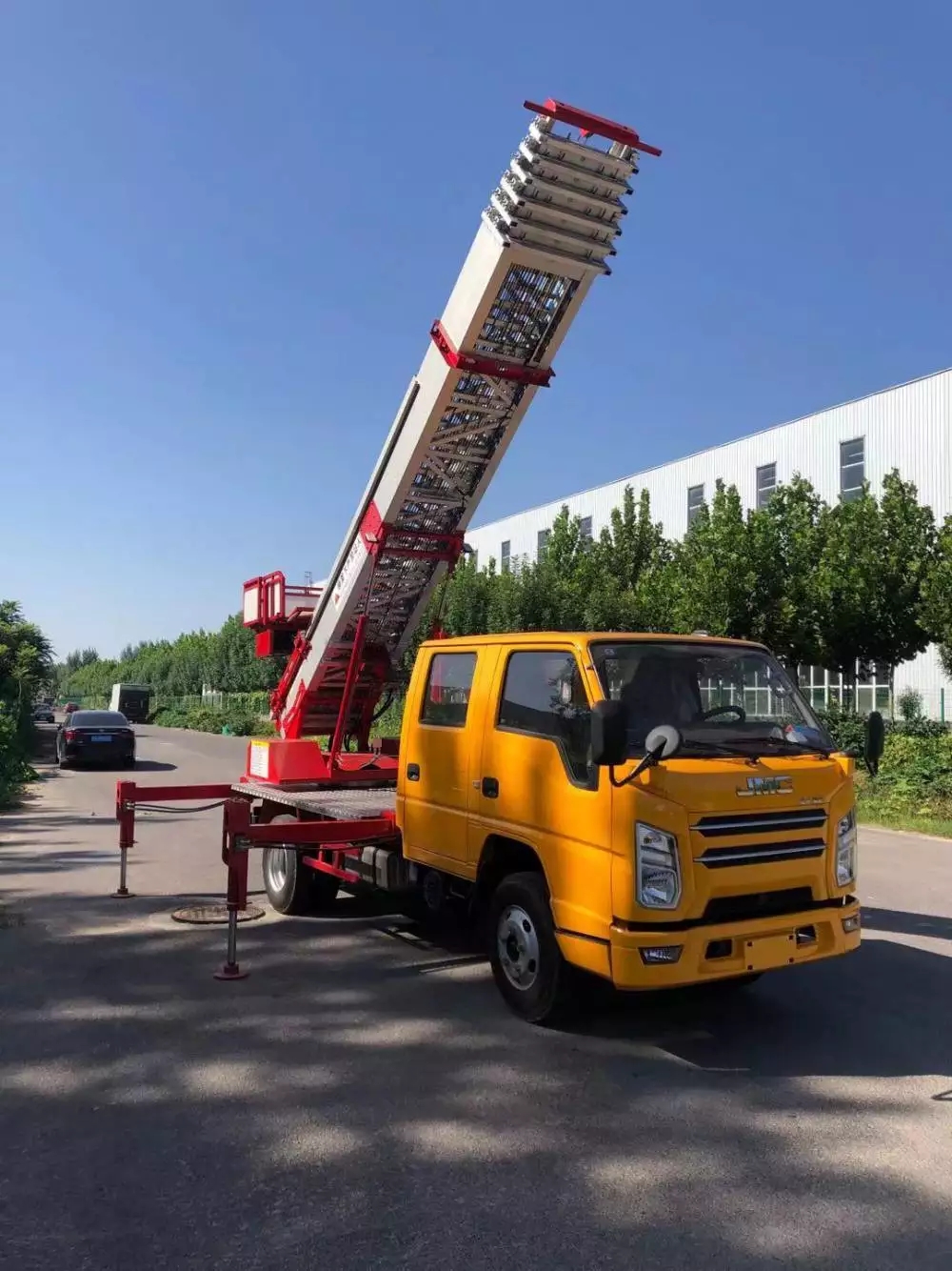 宁陵附近的云梯车出租服务：轻松解决高空作业需求